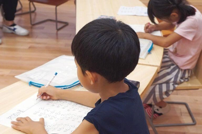 宿題をする子ども